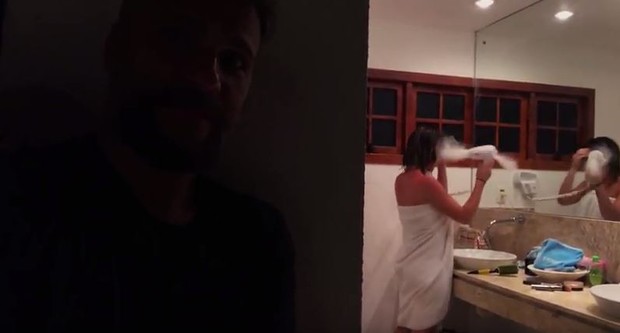 Bruno Gagliasso faz pegadinha de secador com Giovanna Ewbank (Foto: Reprodução / Youtube)