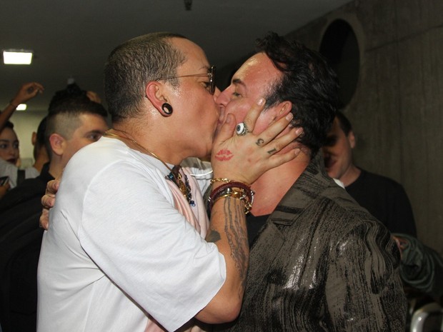Walério Araújo beija o ex-BBB Dicesar em evento em São Paulo (Foto: Thiago Duran/ Ag. News)