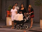 Mulher de Marcelo Serrado passeia com os filhos gêmeos do casal