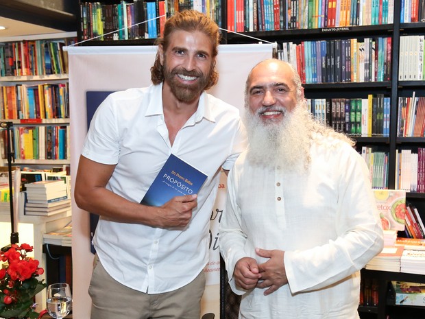 Reynaldo Gianecchini e Sri Prem Baba em lançamento de livro na Zona Sul do Rio (Foto: Roberto Filho/ Brazil News)