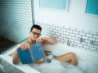 Klebber Toledo posa sensual em banheira para revista
