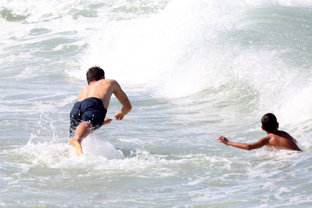 Alexandre Pato toma banho de mar (Foto: André Freitas/AgNews)
