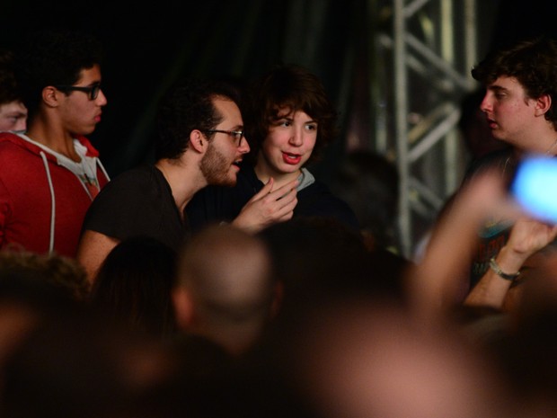 Lucas Jagger com amigos em show em São Paulo (Foto: Francisco Cepeda/ Ag. News)