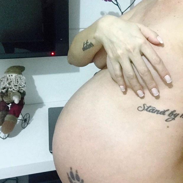 Antônia Fontenelle faz topless e exibe o barrigão de grávida (Foto: Instagram/ Reprodução)