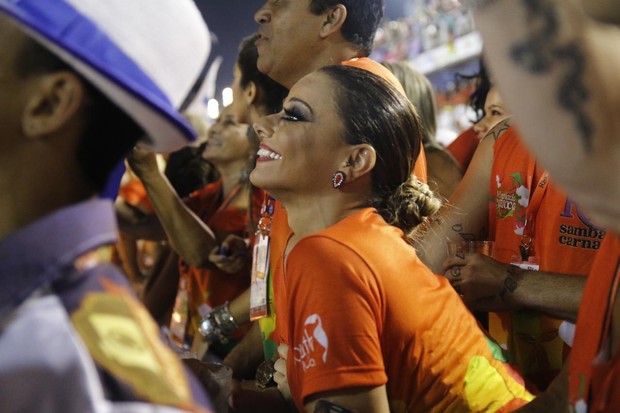 Viviane Araújo assiste Gracyanne Barbosa desfilar (Foto: Daniel Pinheiro/ Ag. News)