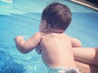 Perlla posta foto do primeiro banho de piscina da filha