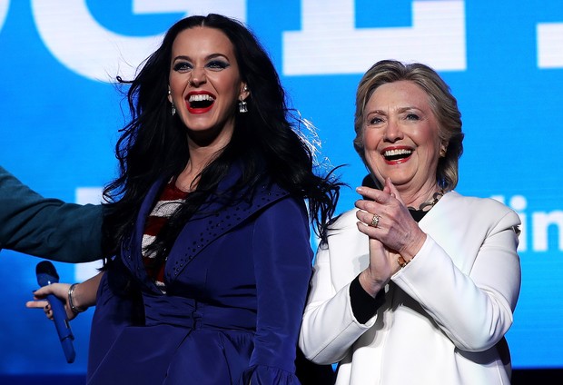Katy Perry e Hillary Clinto em comício da candidata democrata na Filadélfia (Foto: AFP)