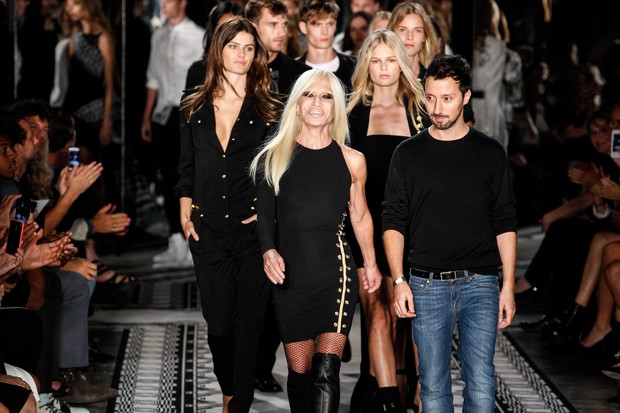 Versace apresenta coleção verão 2015 durante o New York Fashion Week (Foto: AFP)