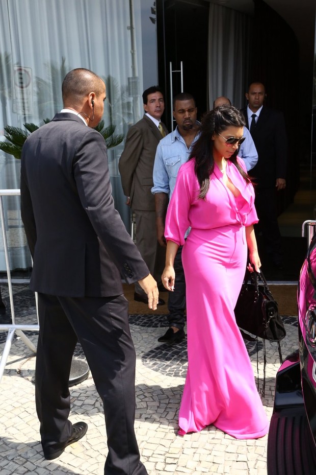 Kim Kardashian e Kanye West deixam hotel  (Foto: Gabriel Rangel / Agnews)