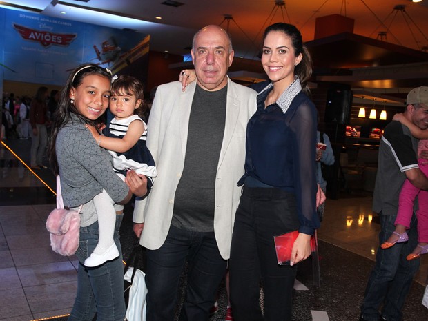 Daniela Albuquerque e o marido com a filha e a sobrinha-799 (Foto: Manuela Scarpa / Foto Rio News)