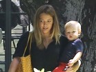 De shortinho, Hilary Duff mostra boa forma em passeio com o filho