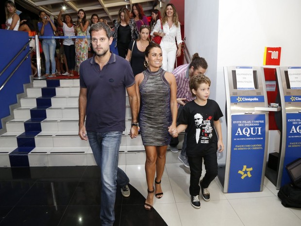 Giovanna Antonelli com a família em pré-estreia no Rio (Foto: Alex Palarea e Felipe Assumpção / AgNews)