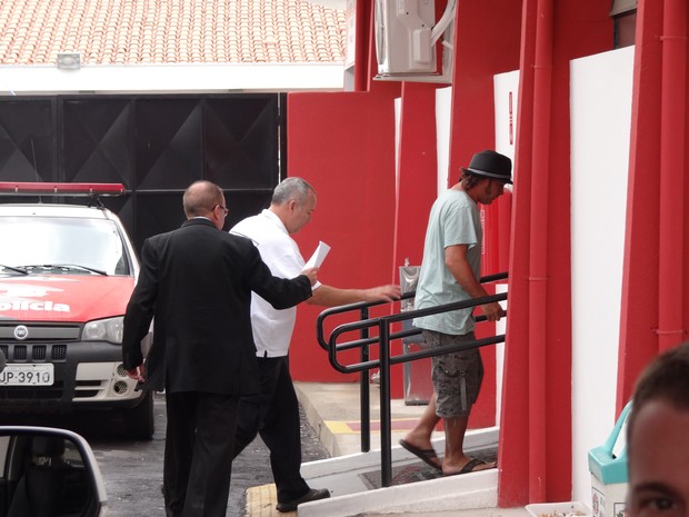 Roy sendo detido na delegacia de Itu  (Foto: Fernando Campos/Jornal Periscópio)