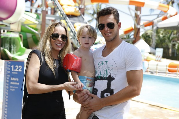 Dani Winits, Amaury e filho no Beach Park em Fortaleza (Foto: Felipe Panfili, Leo Marinho e Alex Palarea/AgNews)