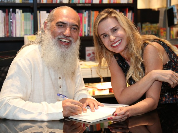 Sri Prem Baba e Paula Burlamaqui em lançamento de livro na Zona Sul do Rio (Foto: Roberto Filho/ Brazil News)