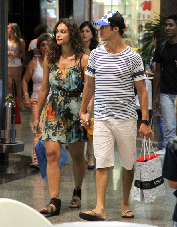Débora Nascimento e José Loreto em shopping do Rio (Foto: Marcus Pavão / AgNews)