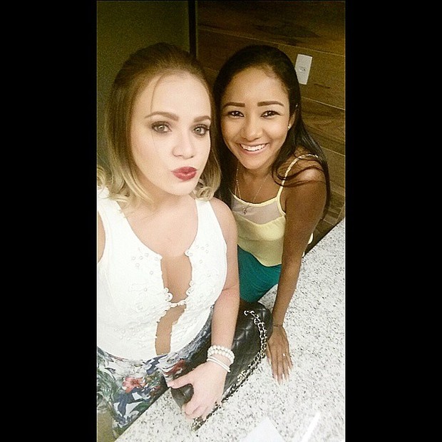 Ex-BBB Paulinha posa com look sensual ao lado de amiga (Foto: Instagram/ Reprodução)