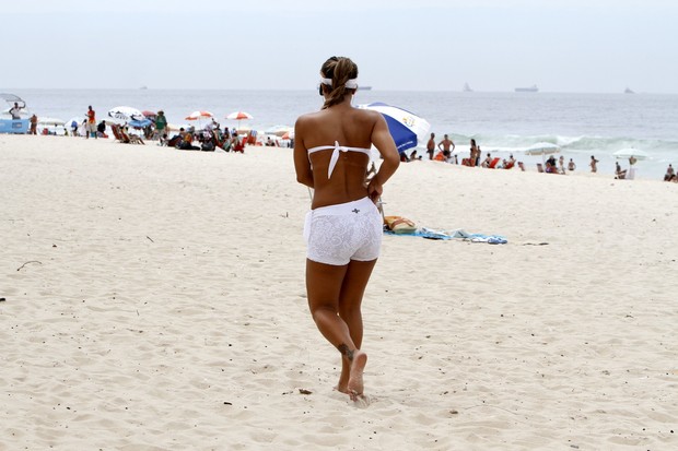 De shortinho Lucilene caetano corre na praia de Ipanema  (Foto: Gil Rodrigues /  FotoRioNews)