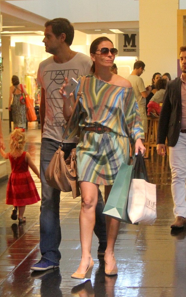 Giovanna Antonelli vai às compras (Foto: Daniel Delmiro/AgNews)