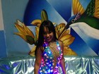Rainha de bateria da Beija-flor usa macacão transparente e com luzes 