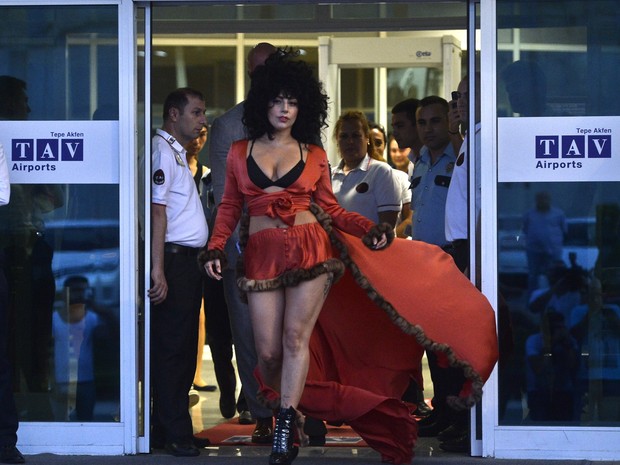 Lady Gaga desembarca em aeroporto em Istambul, na Turquia (Foto: Sebnem Coskun/ Getty Images)