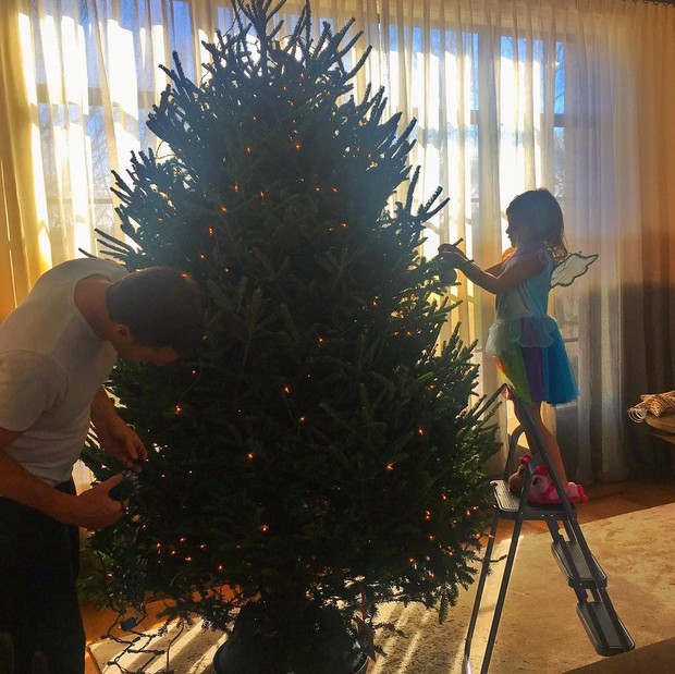 Tom Brady e a filha montam árvore de Natal e Gisele Bündchen registra (Foto: Reprodução/Instagram)