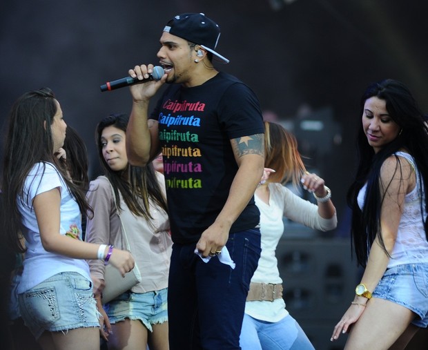 Naldo canta enquanto as fãs dançam no palco (Foto: Francisco Cepeda/AgNews)