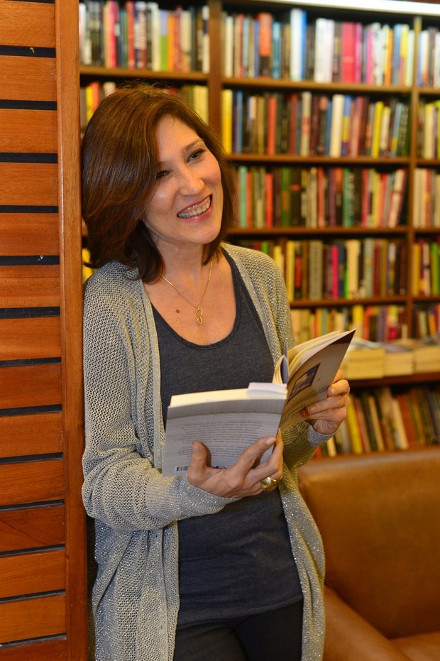 Beth Goulart faz leitura do livro “Um Janela Para Nove Irmãos” (Foto: André Muzell / AgNews)