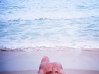 Renata Dominguez sensualiza na areia da praia
