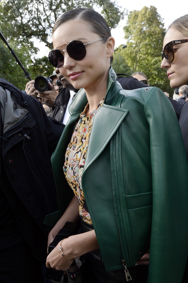 Miranda Kerr chega para assistir ao desfile da Louis Vuitton, em Paris (Foto: AFP)