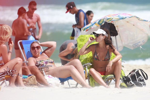 Isis Valverde na praia com amigas (Foto: AgNews)