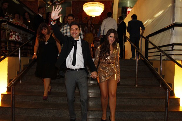 Nasser e Andressa cumprimentam fãs ao serem chamados (Foto: Paduardo/Ag News)