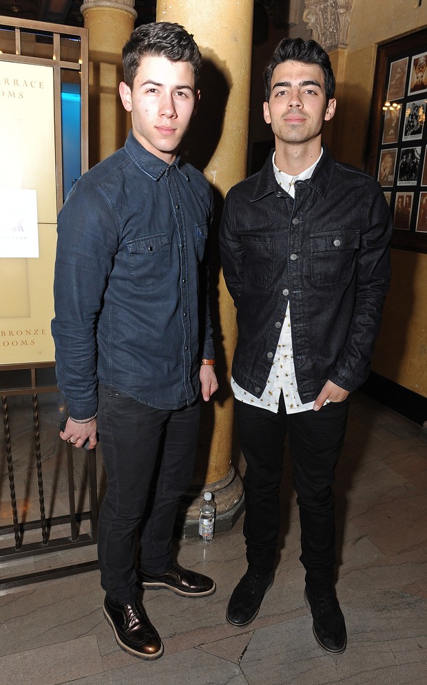 Nick e Joe Jonas em festa em Los Angeles (Foto: AFP / Agência)
