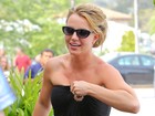 Britney Spears ajeita vestido tomara que caia para não mostrar demais