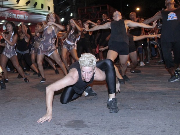 Dançarino Lucas Oliveira em ensaio de rua do Salgueiro, na Zona Norte do Rio (Foto: Isac Luz/ EGO)