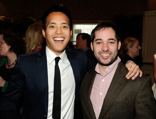 Harris Wittels (à direita), ao lado do produtor Alan Yang (Foto: Getty images)