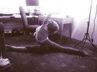 Pamela Anderson mostra elasticidade em foto postada no Twitter