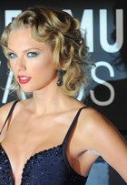 Decotes, recortes e transparências... Veja os looks recentes de Taylor Swift