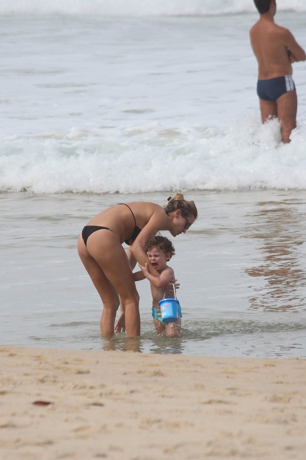Letícia Birkheuer com o filho (Foto: Fabio Moreno / Foto Rio News)