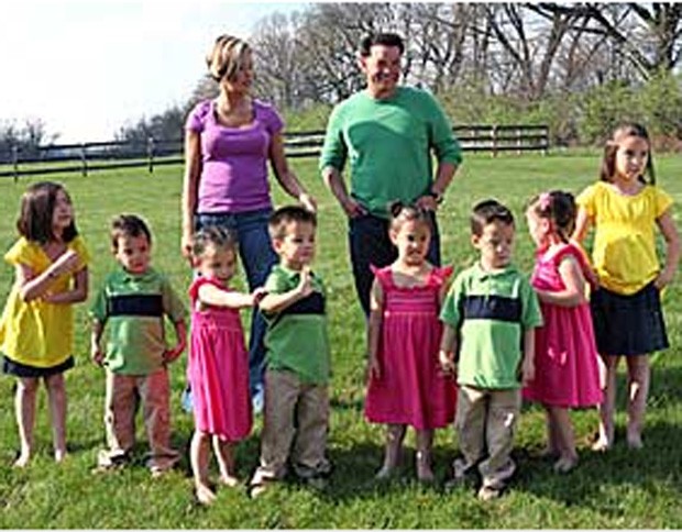 Jon e Kate Gosselin com os oito filhos (Foto: Reprodução)
