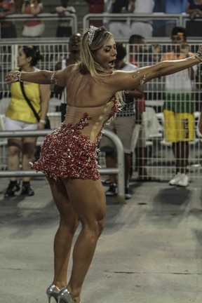 Ex-BBB Fabiana Teixeira em ensaio técnico da Tom Maior em São Paulo (Foto: Carnavalpaulista/ Divulgação)