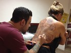Cristina Mortágua faz tatuagem de um fênix nas costas