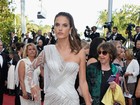 Alessandra Ambrósio usa vestido com superfenda no Festival de Cannes