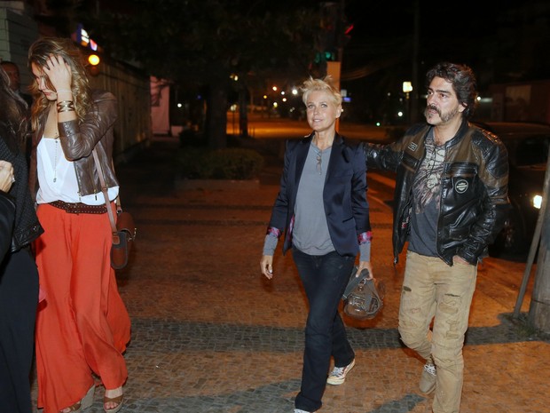 Sasha, Xuxa e Junno Andrade em restaurante na Zona Oeste do Rio (Foto: Ag. News)
