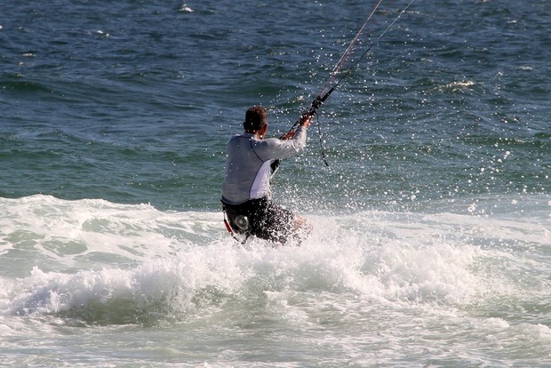 Raul Gazola pratica kitesurf em praia  (Foto: Jonson Parraguez / FotoRioNews)