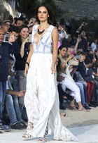 Alessandra Ambrósio usa vestido decotado em desfile na Grécia
