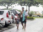 Thiago Lacerda leva os filhos a praia no Rio