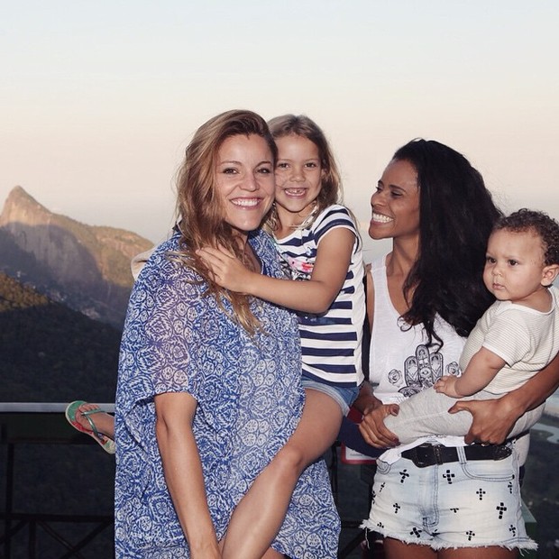 Fantine Tho com a filha, Christine, e Aline Wirley com o filho, Antônio (Foto: Reprodução / Instagram)
