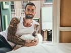Adam Levine mostra as tatuagens em campanha para marca brasileira