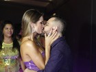 Mais magro, Luciano Camargo beija muito a mulher em camarote